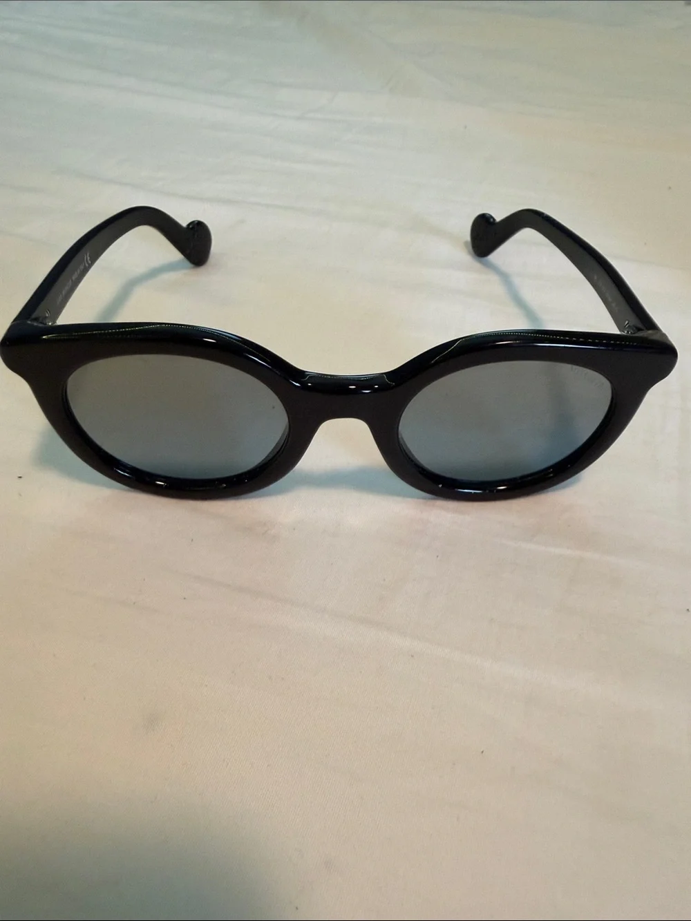 Moncler Glossy Black Round-Edge Sunglasses